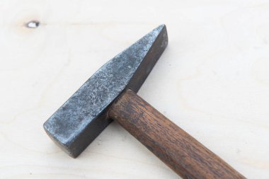 doğal pembe bir arka plan üzerinde eski araçlar