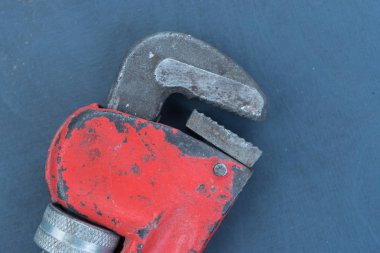 Doğal mavi arka plan üzerinde eski araçlar