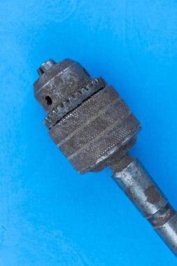 Doğal mavi arka plan üzerinde eski araçlar