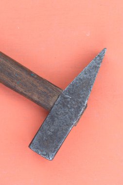 doğal bir turuncu zemin üzerine eski araçlar