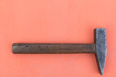 doğal bir turuncu zemin üzerine eski araçlar