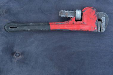 Doğal mavi arka plan üzerinde eski araçlar