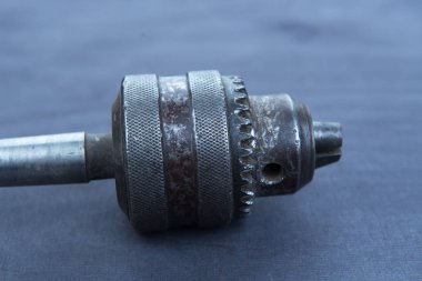 Doğal mavi arka plan üzerinde eski araçlar