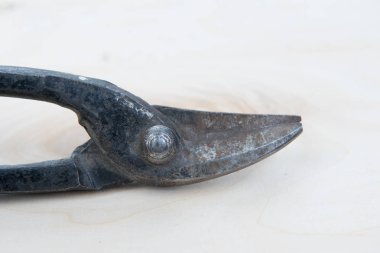 doğal pembe bir arka plan üzerinde eski araçlar