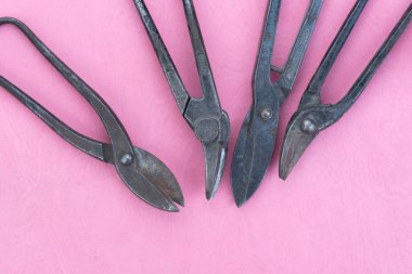 doğal pembe bir arka plan üzerinde eski araçlar