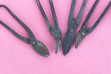 doğal pembe bir arka plan üzerinde eski araçlar