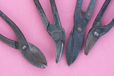 doğal pembe bir arka plan üzerinde eski araçlar