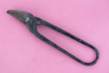 doğal pembe bir arka plan üzerinde eski araçlar