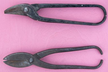 doğal pembe bir arka plan üzerinde eski araçlar