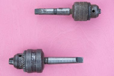 doğal pembe bir arka plan üzerinde eski araçlar