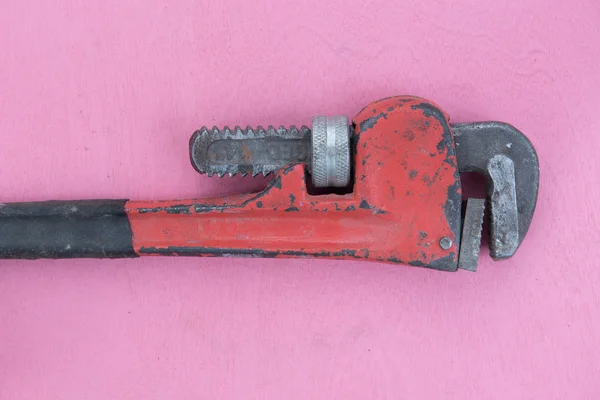 天然粉红色背景上的旧工具 — 图库照片
