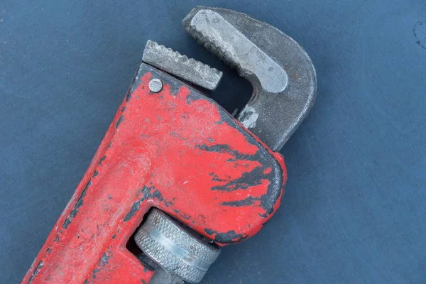 Doğal mavi arka plan üzerinde eski araçlar