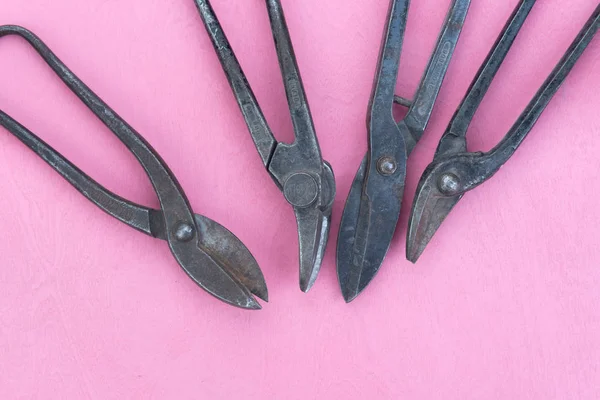 doğal pembe bir arka plan üzerinde eski araçlar