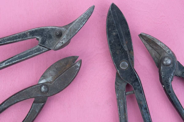天然粉红色背景上的旧工具 — 图库照片