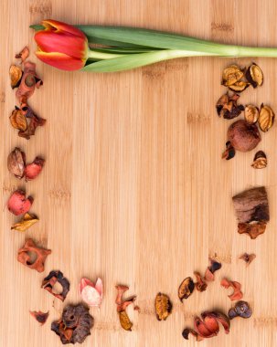 doğal ahşap zemin üzerine küçük doğal elemanları ile çerçeve