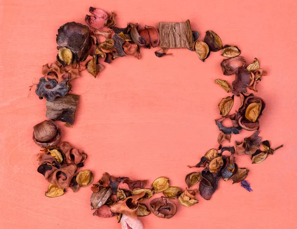 doğal ahşap zemin üzerine küçük doğal elemanları ile çerçeve