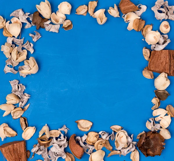 Marco Con Pequeños Elementos Naturales Sobre Fondo Azul Madera Natural — Foto de Stock