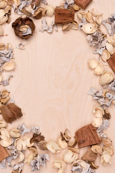 自然な木製の背景に自然な要素が小さなフレーム — ストック写真
