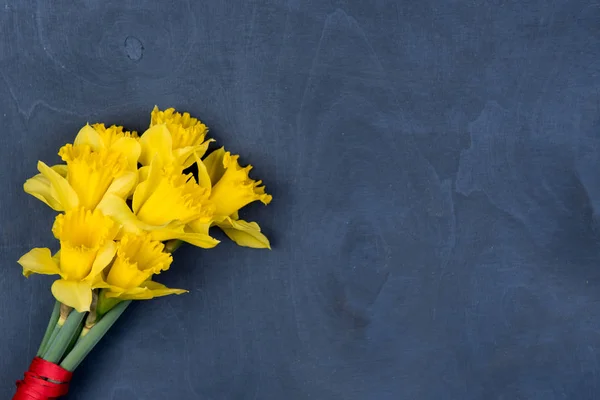 Paskalya arka plan ağaç bir kurulu taze çiçekler ile