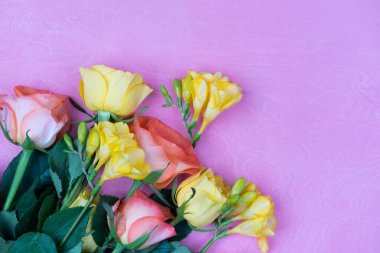 Paskalya arka plan ağaç bir kurulu taze çiçekler ile