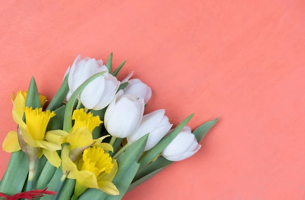 Osterhintergrund Mit Frischen Blumen Auf Einem Holzbrett Stockfoto