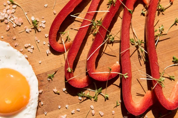 Huevo Frito Con Pimentón Rojo Sal Del Himalaya Una Tabla — Foto de Stock