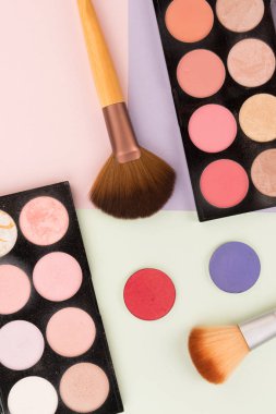renkli arka plan üzerinde makyaj fırçaları