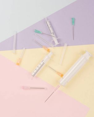 şırıngayı bir renkli arka plan - kozmetik cerrahi