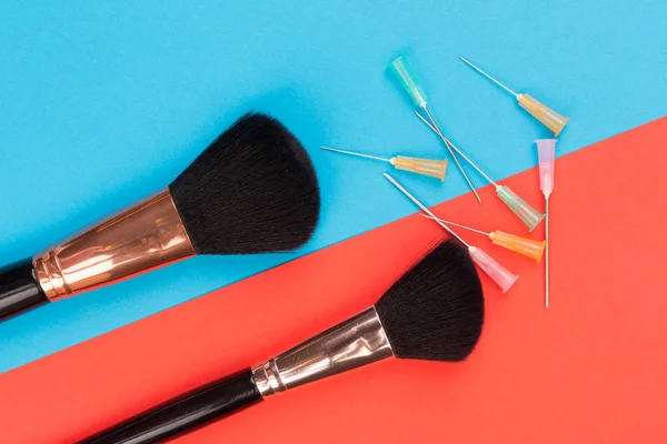 Kozmetik Cerrahi Makyaj Makyaj Fırçaları Şırınga Renkli Arka Planlar Üzerinde — Stok fotoğraf