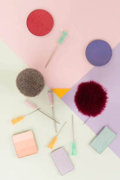 Kozmetik cerrahi vs makyaj, makyaj fırçaları ve şırınga renkli arka planlar üzerinde