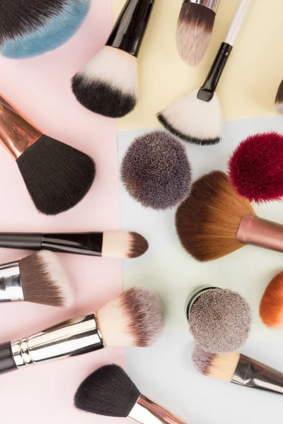 Renkli Arka Plan Üzerinde Makyaj Fırçaları — Stok fotoğraf