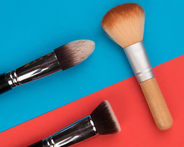 Renkli Arka Plan Üzerinde Makyaj Fırçaları — Stok fotoğraf