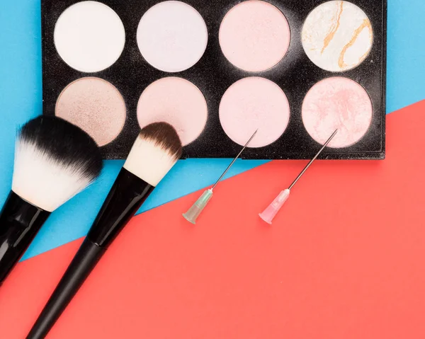 Kozmetik Cerrahi Makyaj Makyaj Fırçaları Şırınga Renkli Arka Planlar Üzerinde — Stok fotoğraf