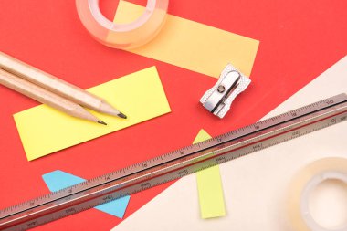 Geri okul arka plan için okul aksesuarları ile