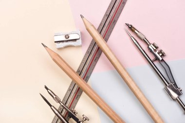 Geri okul arka plan için okul aksesuarları ile