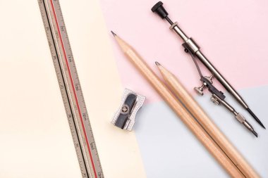 Geri okul arka plan için okul aksesuarları ile