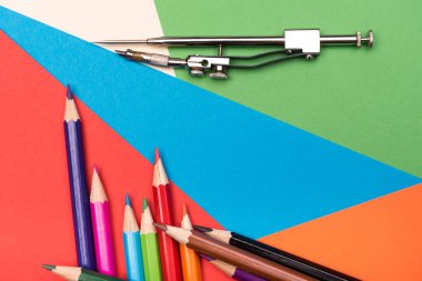 Geri okul arka plan için okul aksesuarları ile