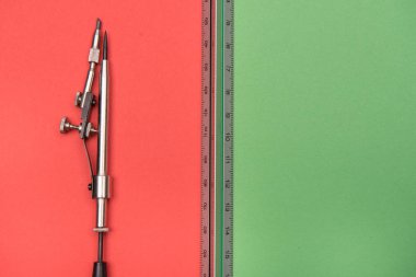 Geri okul arka plan için okul aksesuarları ile