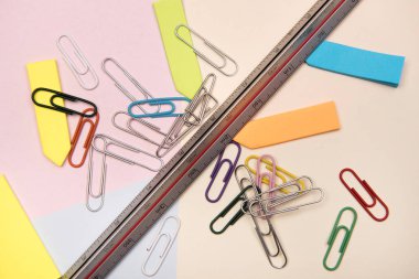 Geri okul arka plan için okul aksesuarları ile