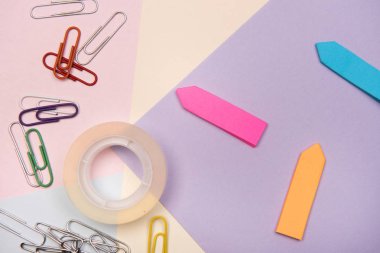 Geri okul arka plan için okul aksesuarları ile