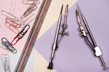 Geri okul arka plan için okul aksesuarları ile