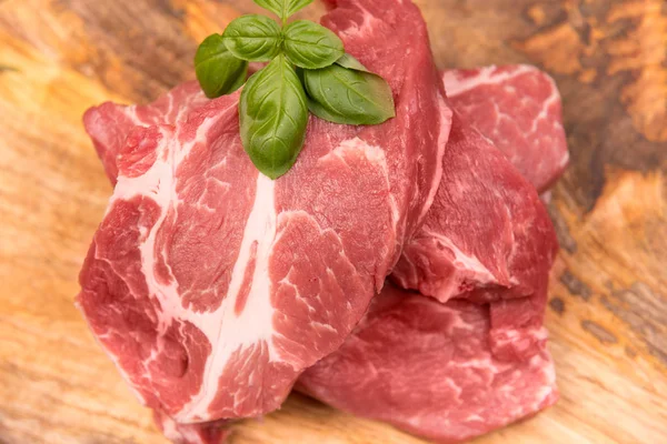Verse Rauwe Varkensvlees Een Houten Achtergrond — Stockfoto