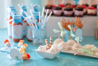 Tatlı tablo bir parti için. Cupcakes, tatlılık ve çiçekler