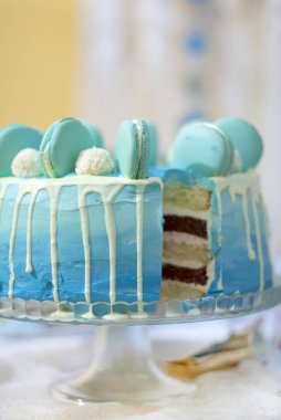 Doğum günü pastası veya pasta. Mavi ve beyaz küçük lezzetli bulutlar ile pastadır