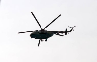 Beyaz bir arka plan üzerinde askeri helikopter