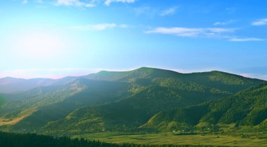 arka plan gökyüzü üzerinde dağlar vardır