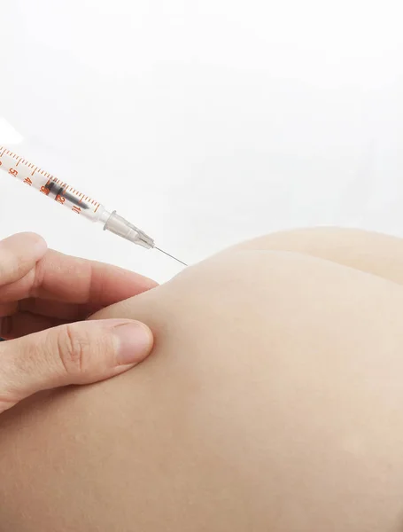 子の下に注射器で注入を作る女性 — ストック写真