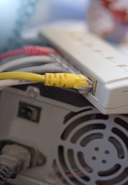 Sieć Kabel Koncentratora Lub Routera Internet Biurze — Zdjęcie stockowe