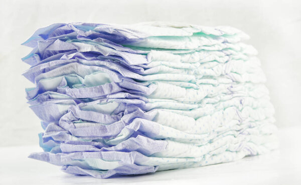 Пачка подгузников на белом фоне
