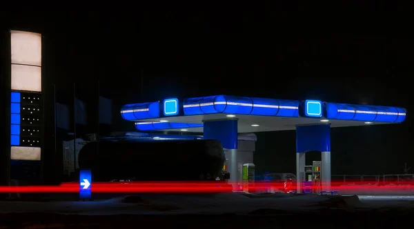 Добро Бензиновій Станції Взимку Вночі — стокове фото